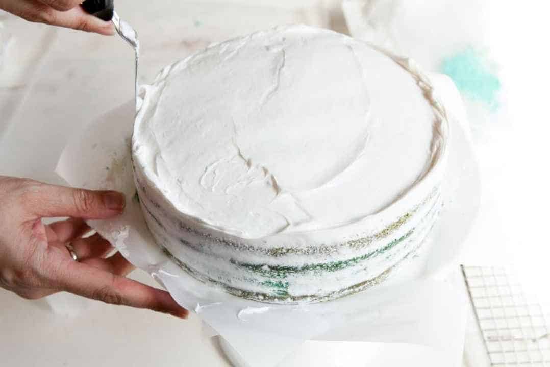 5 Easy Steps to Frost a Cake