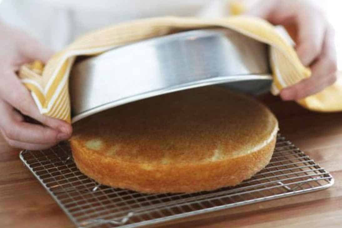 How to get the cake out of the pan by steaming