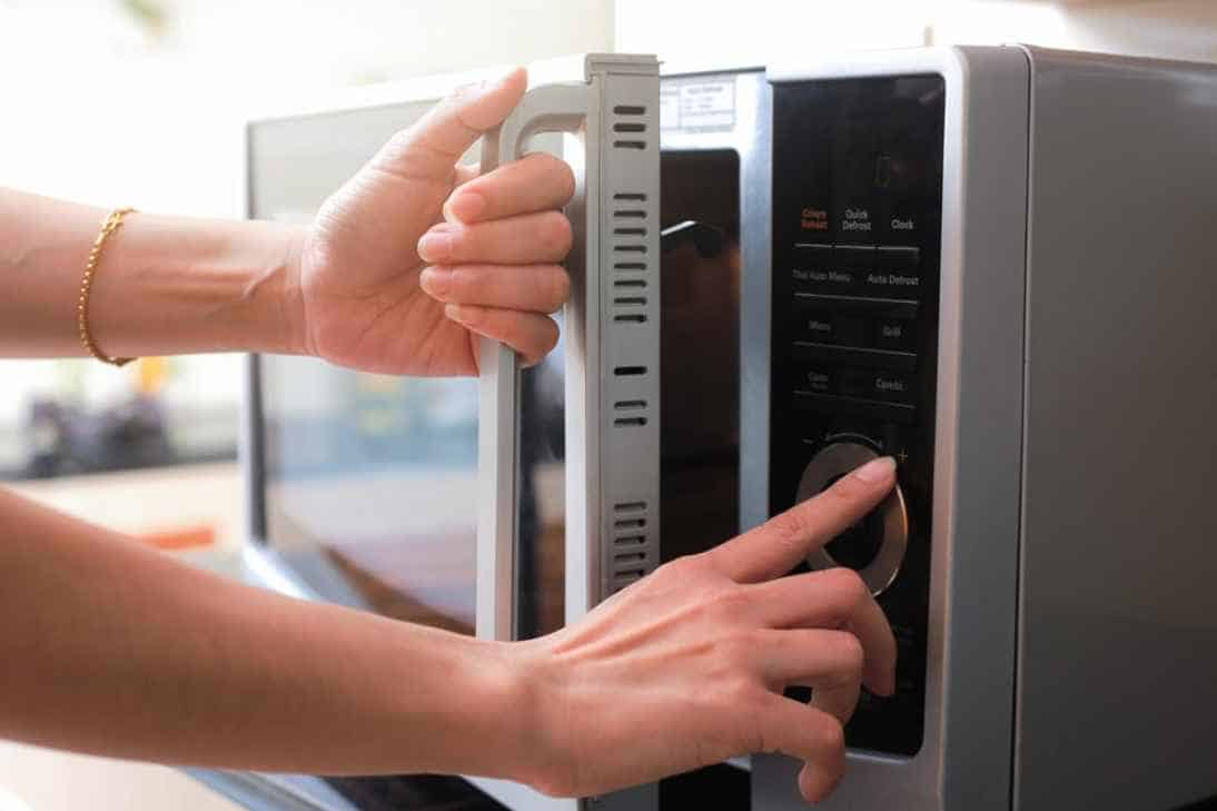 How to soften cookies with a microwave