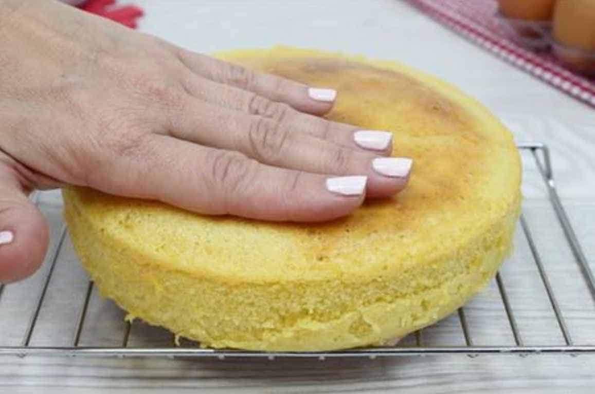 Signs That the Cake is Ready for Frosting or Decorating